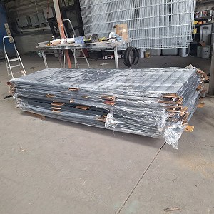 Balustrady metalowe 4 Staple, 4800kg.